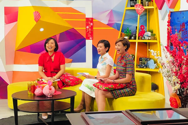 Master Suyen Lim on a television Chinese New Year programme with two presenters