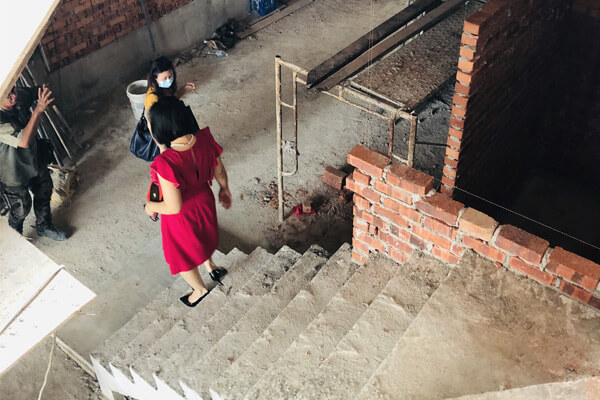 Master Suyen Lim inspecting the stairwell of a building under construction