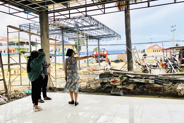 Master Suyen Lim pointing out a feature on an unfinished building site