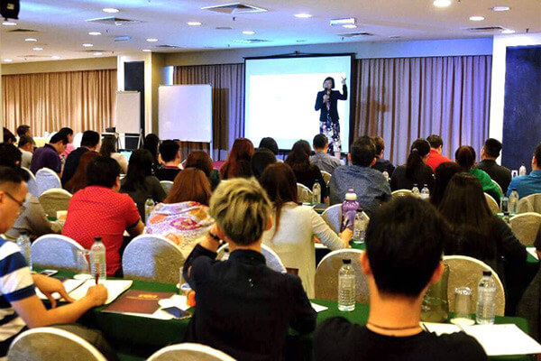 Master Suyen Lim teaching a seminar room of seated students