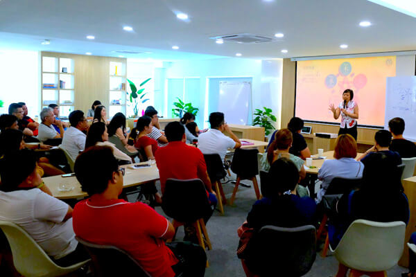 Master Suyen Lim teaching a class in a bright modern classroom