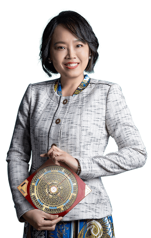 Master Suyen Lim holding a luopan compass